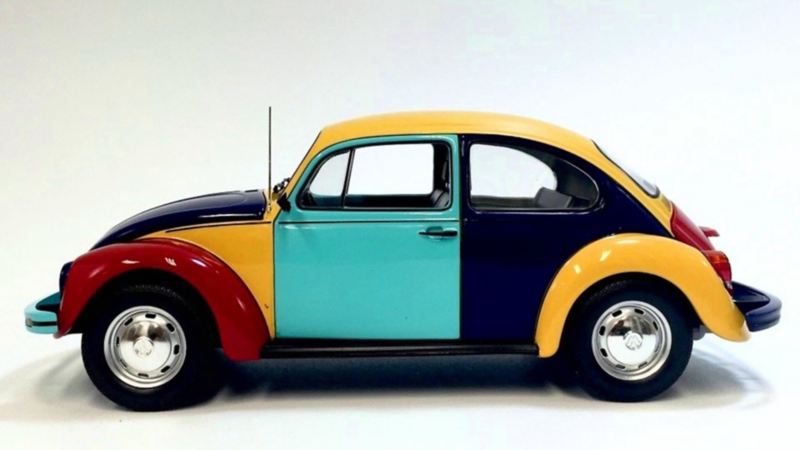 Vocho Arlequín de Volkswagen. Modelo clásico con mezcla de diversos colores exteriores.