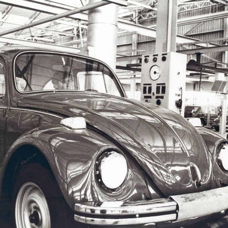 Vocho de Volkswagen dentro de planta armadora de Puebla.