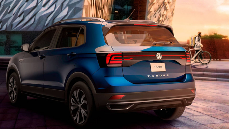 Imagen de SUVW T-Cross 2021 en espacio público durante el atardecer.