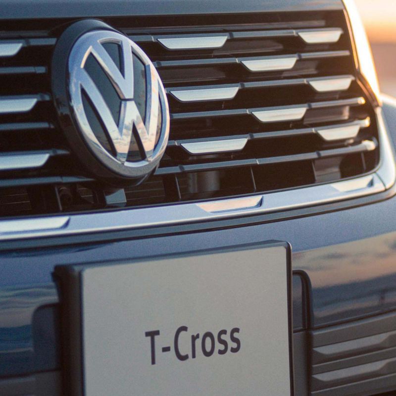 Parrilla delantera de Nuevo T Cross 2022, con logo de Volkswagen y espacio para placas.