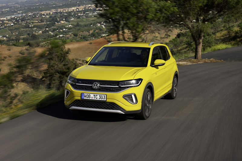 Żółty SUV Volkswagen T-Cross podczas podróży