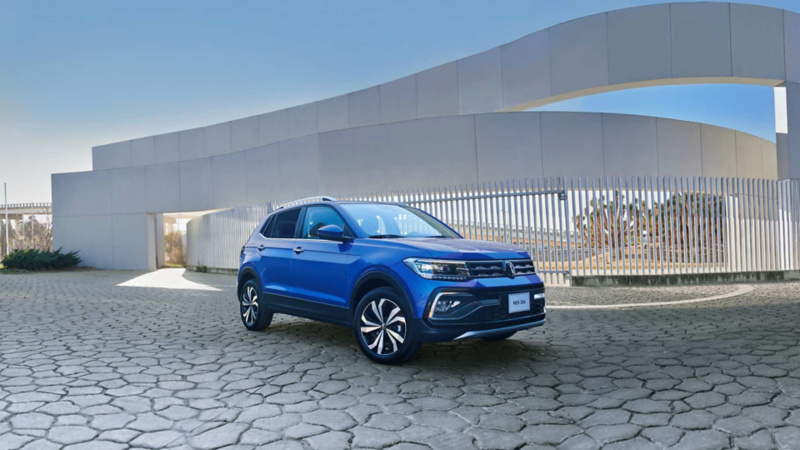 Taigun 2025. Camioneta SUV compacta de Volkswagen en color exterior azul, a las afueras de un fraccionamiento.