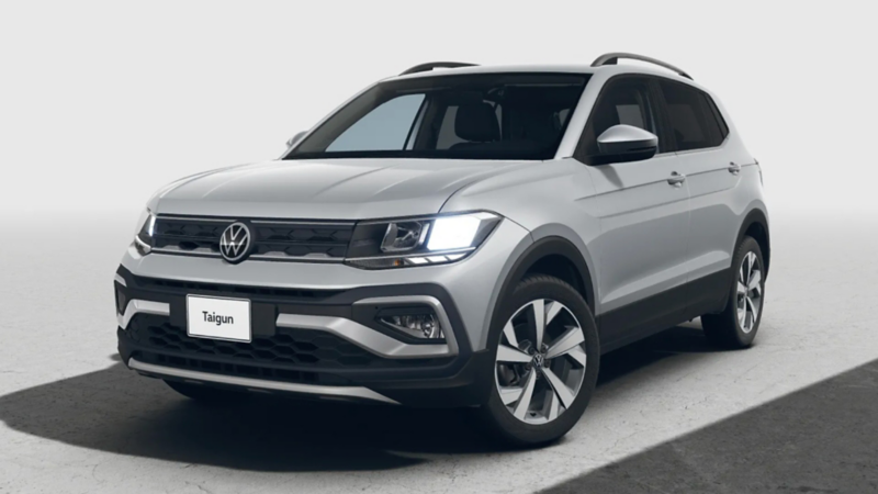 Taigun de Volkswagen en color gris, con luces frontales encendidas.