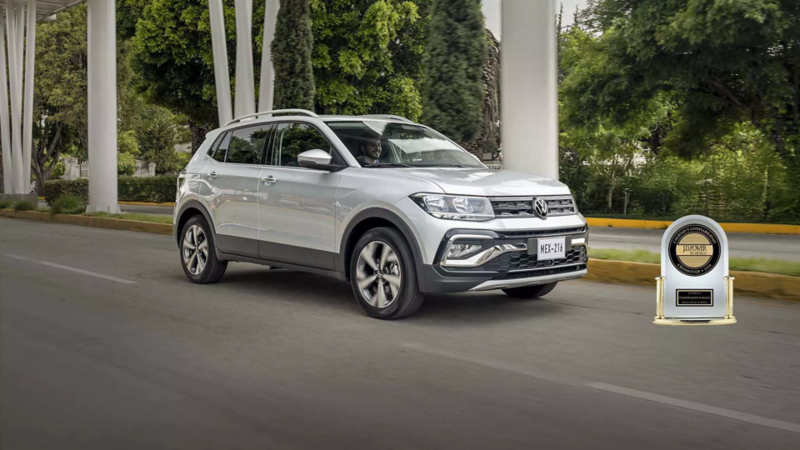 Volkswagen Taigun de color gris circula en zona de Angelópolis, con imagen de reconocimiento JD Power. 