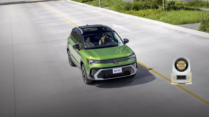 Volkswagen Taos de color verde circula por carrera nueva, con imagen de reconocimiento JD Power. 
