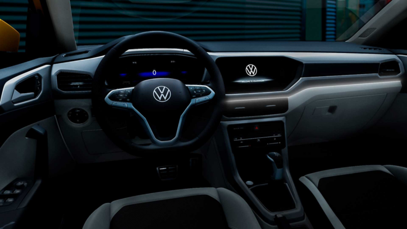 Interior de T Cross 2022 con luz ambiental. 