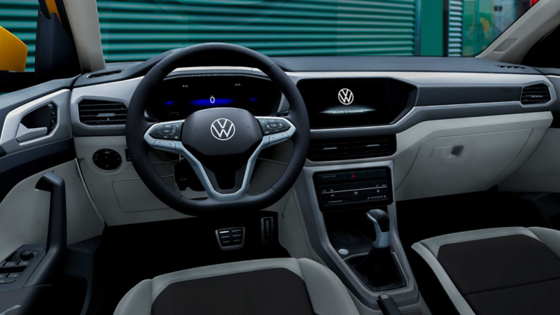 Tablero de Nuevo T Cross con volante, pantallas, palanca y panel de control de aire acondicionado.