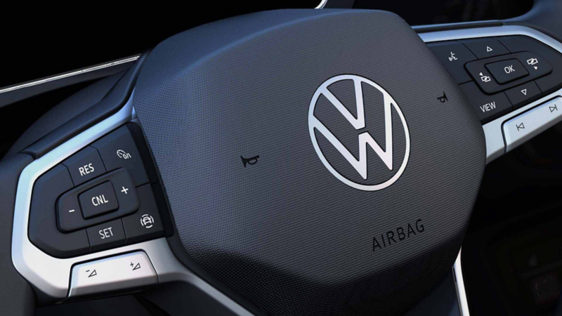 Volante de T Cross de Volkswagen, con botones multifunciones y logo VW al centro resaltado en tono plateado. 