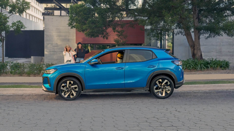 Volkswagen Tera 2026 azul turquesa estacionado en zona urbana moderna, SUV compacta con rines.