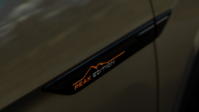 Emblema Peak Edition en puerta de camioneta SUVW de lujo Teramont. 