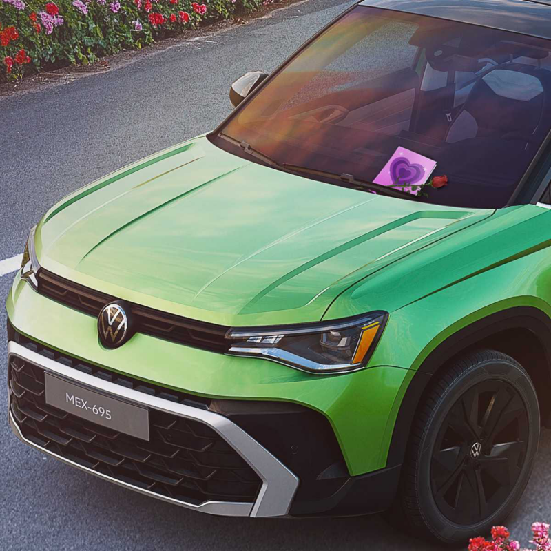 Taos Volkswagen 2025 en color verde, con detalle romántico en parabrisas. 