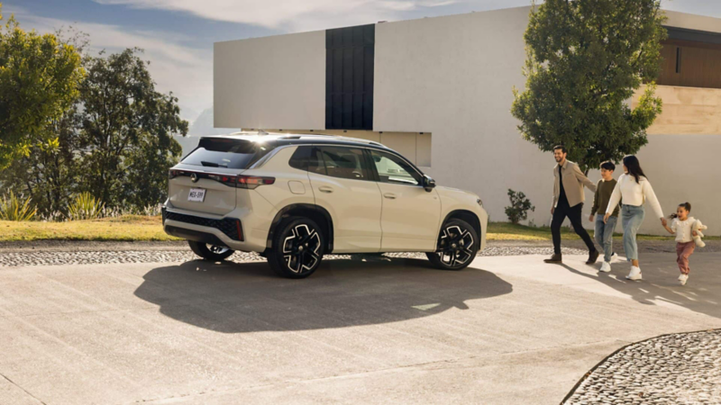 Camioneta familiar Tiguan 2025, versión R-Line, en color exterior blanco. 