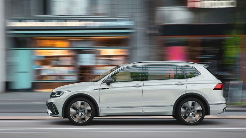 SUV VW Tiguan 2022 manejada en las calles de una ciudad