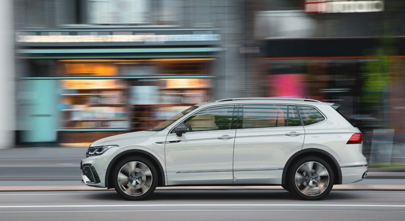 SUV VW Tiguan 2022 manejada en las calles de una ciudad