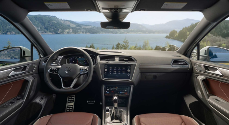 Interior del Tiguan 2022 equipado con confortables asientos y tecnología