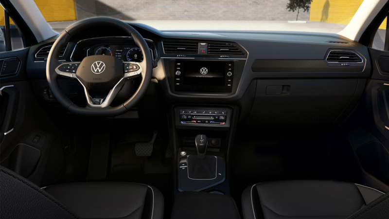 Imagen del interior del Nuevo Tiguan 2022, con asientos parcialmente cubiertos con piel. 