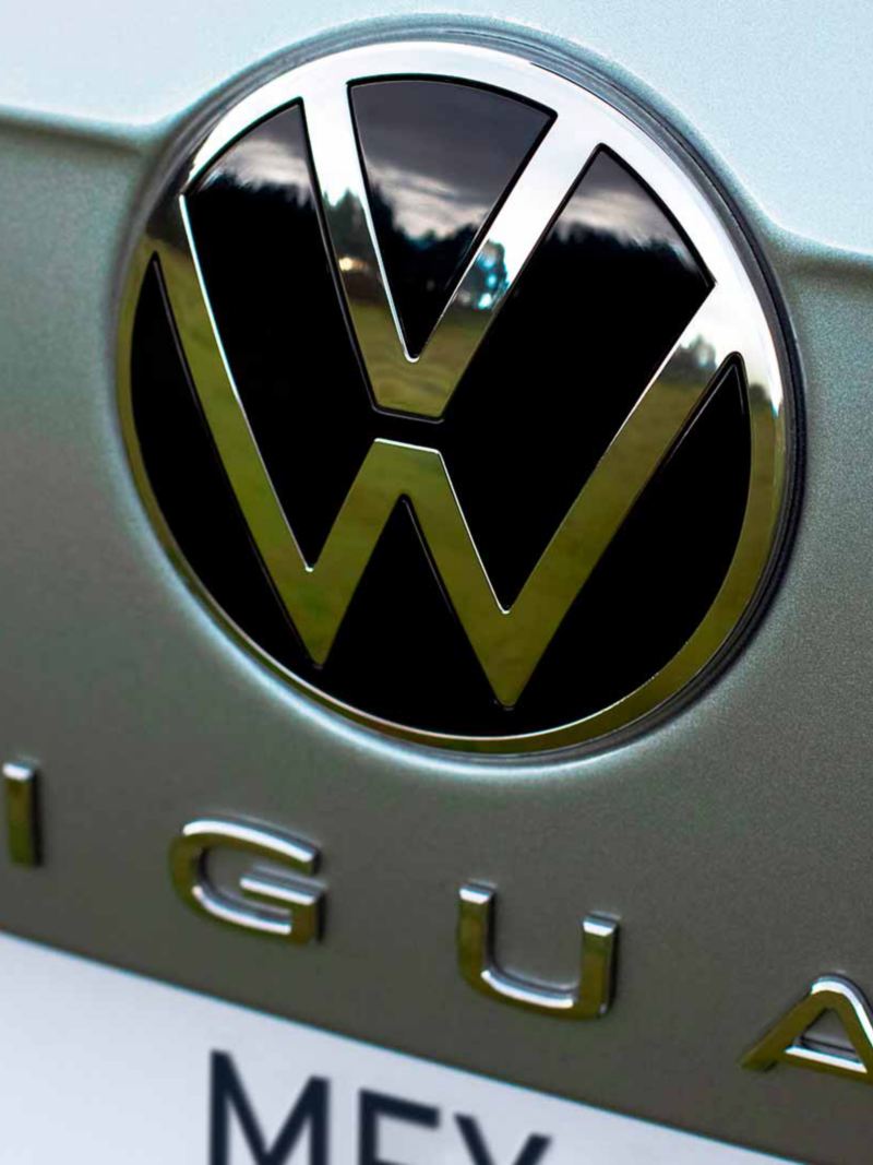 Logo de Volkswagen y emblema de Tiguan en la cajuela de camioneta 2023.