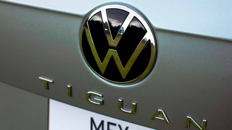 Logo de Volkswagen y emblema de Tiguan en la cajuela de camioneta 2023.