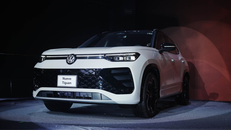 Faros delanteros de luz LED, parrilla central, logo y llantas de Nuevo Tiguan 2025, versión R-Line.