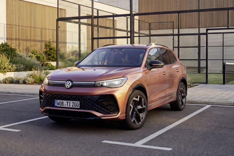 Volkswagen Tiguan zaparkowany przy korcie tenisowym w mieście