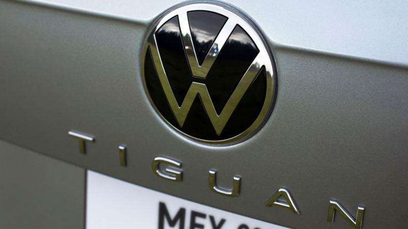 Emblema de Volkswagen en la puerta de cajuela de Nuevo Tiguan 2022 versión R-Line. 
