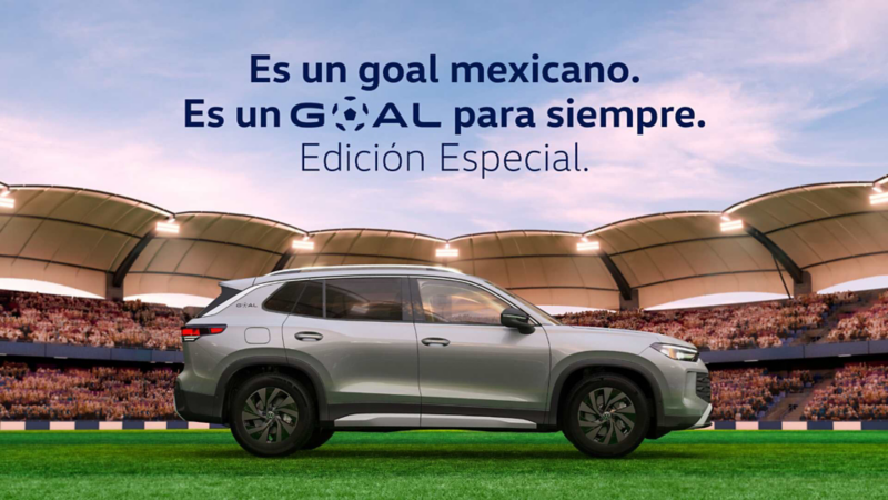Volkswagen Tiguan GOAL en color gris dentro de una cancha de futbol. 