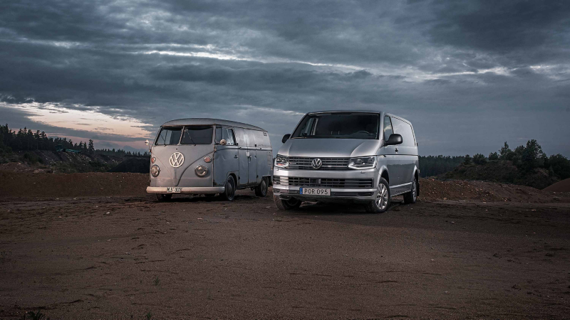 Volkswagen Transporter T6 med en gammal folkabuss