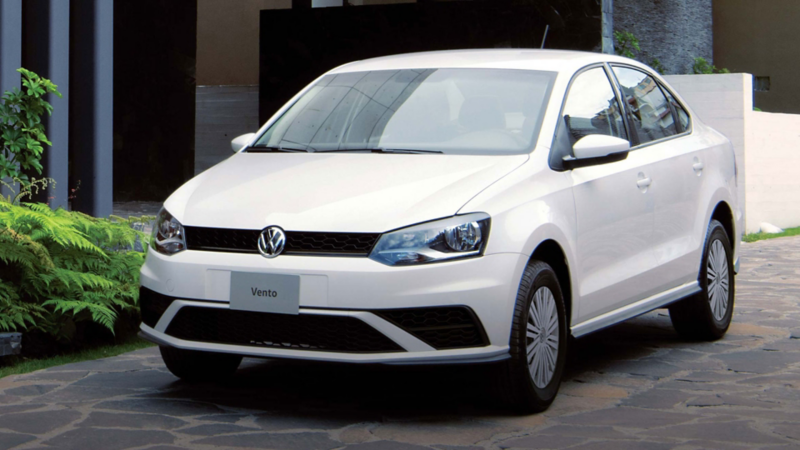 Vento 2021. Auto Volkswagen en color blanco a las afueras de una casa.