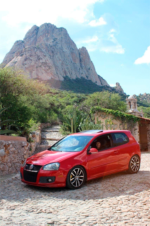 Imagen de Volkswagen Golf GTI MK5 en el pueblo mágico de Peña de Bernal.