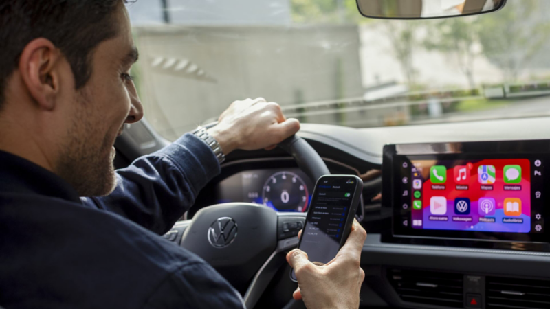 Conductor sincroniza celular con Volkswagen Jetta 2025, versión Sportline.