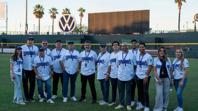 Foto grupal del equipo de Volkswagen México en la cancha de los Yaquis de Ciudad Obregón. 