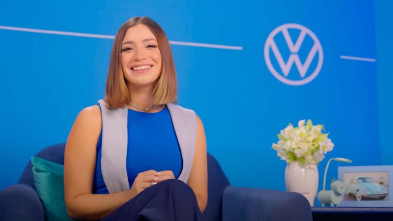 Conductora del canal de YouTube de Volkswagen México en sección de promociones.