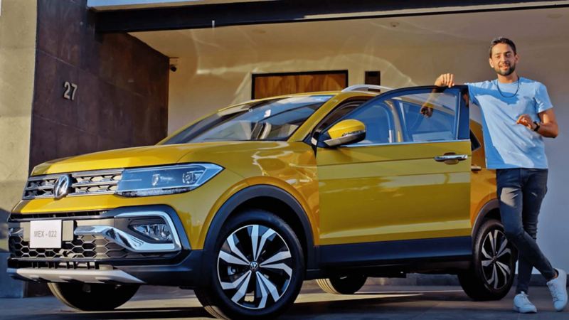 Camioneta 2022 T Cross en color amarillo Kurkuma con conductor del canal de YouTube de Volkswagen