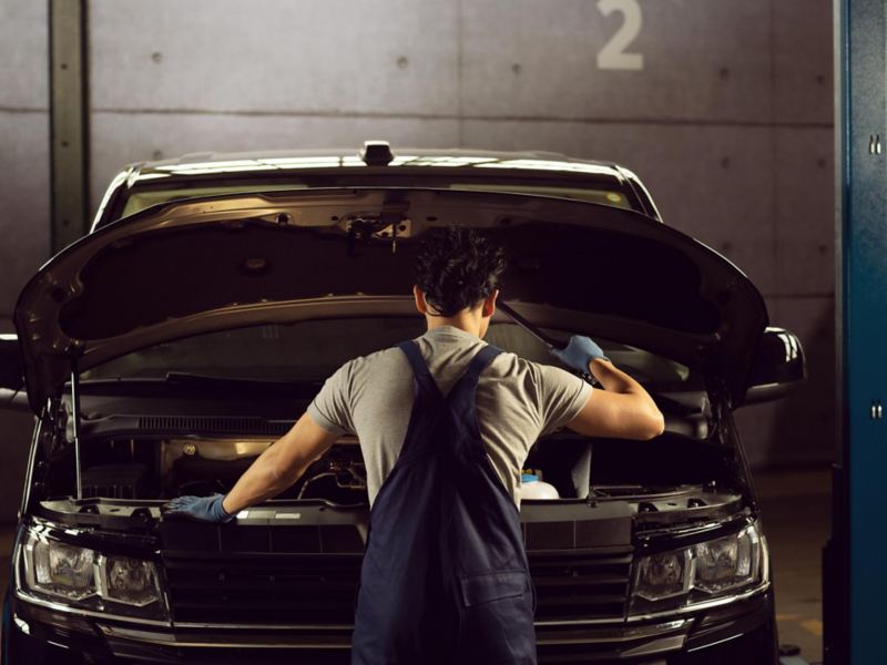 VW Amarok recibiendo servicios de mantenimiento en taller mecánico