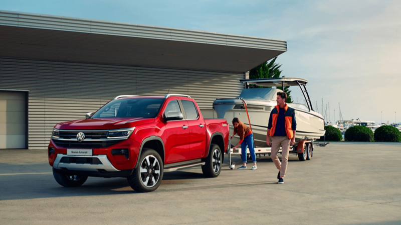 Un Amarok utiliza su tirón de arrastre para mover una lancha
