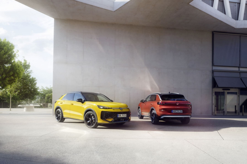 Volkswageny T-Roc stojące pod siedzibą firmy