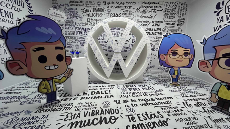 Habitación con Volky, letras y logo VW en la experiencia inmersiva de Volkyverso.