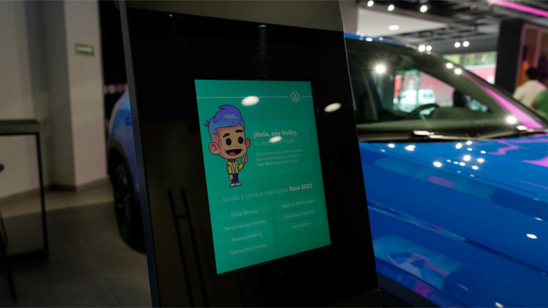 Pantalla muestra a Volky, el asesor virtual de Volkswagen para la compra de un auto. 