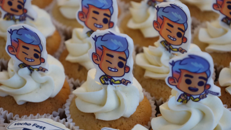 Cupcakes decorados con figura de personaje animado Volky de Volkswagen.