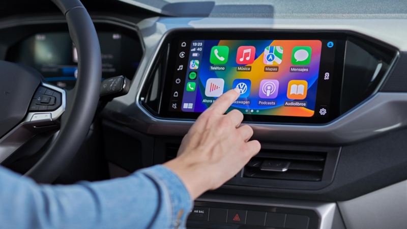 Panel de control de camioneta SUV de Volkswagen, con pantalla touch que muestra aplicaciones.
