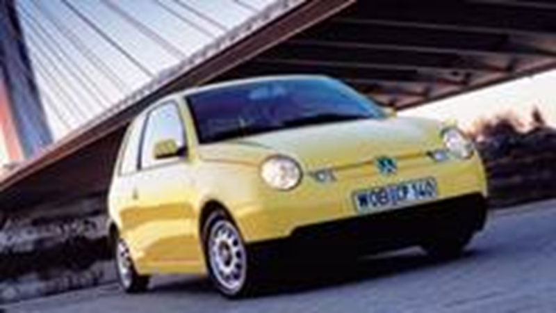 Schuin vooraanzicht van een gele Volkswagen Lupo