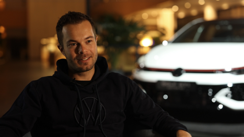 Interviewaufnahme mit Benjamin «Benny» Leuchter vor einem Volkswagen Golf GTI Edition 50 im Hintergrund.