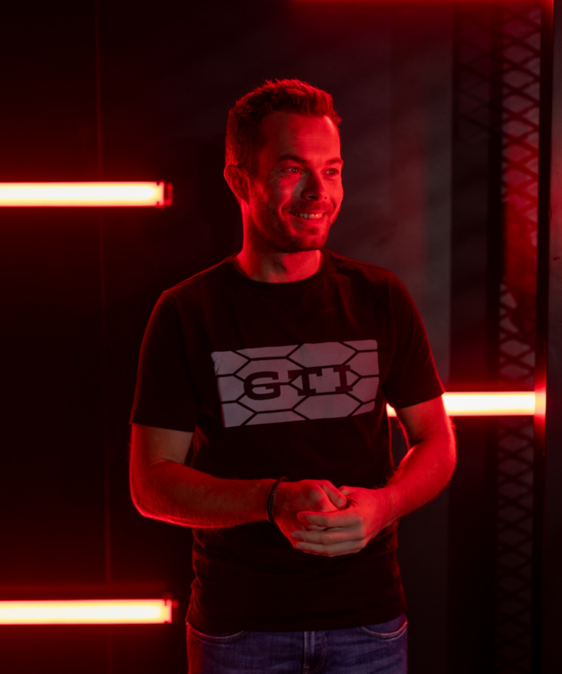Benjamin «Benny» Leuchter in rotem Licht inszeniert während eines Interviews über den Golf GTI.