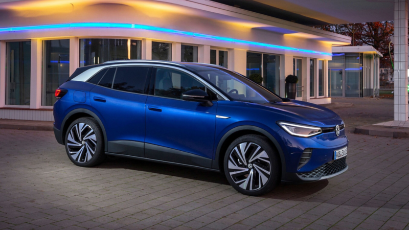 ID 4 auto eléctrico volkswagen frente a estación de carga eléctrica