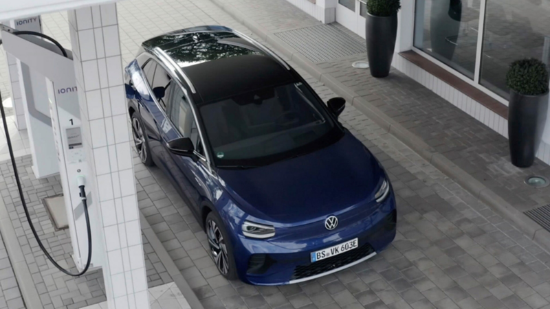 VW ID 4, auto eléctrico cargando batería