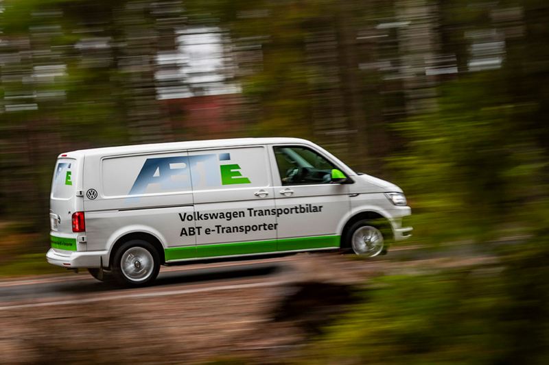 Volkswagen transportbilar ABT e-Transporter från sidan i skogen
