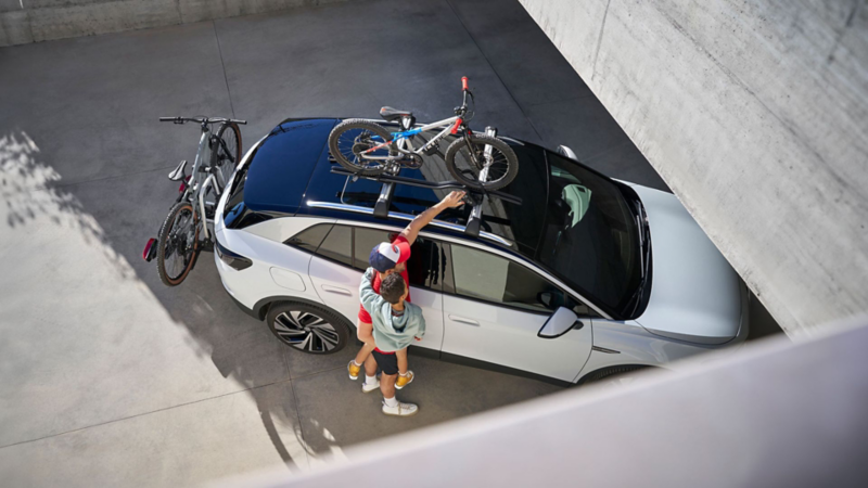 SUV de Volkswagen con accesorios que transportan bicicletas de montaña. 