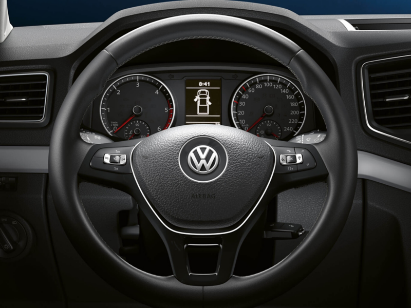 Amarok Highline 2023 con volante de piel con controles y mandos