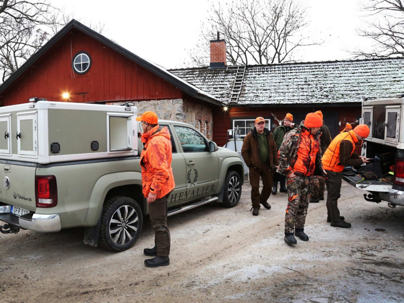 Jägarlaget vid jaktstugan med den specialbyggda Amaroken
