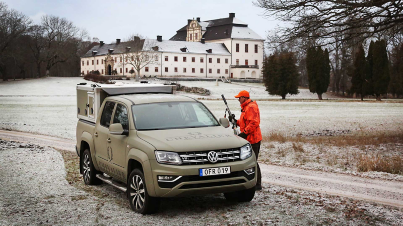Specialbyggd Amarok framför Tidö Slott i Västerås - i samarbete med Chevalier och jägarkåren
